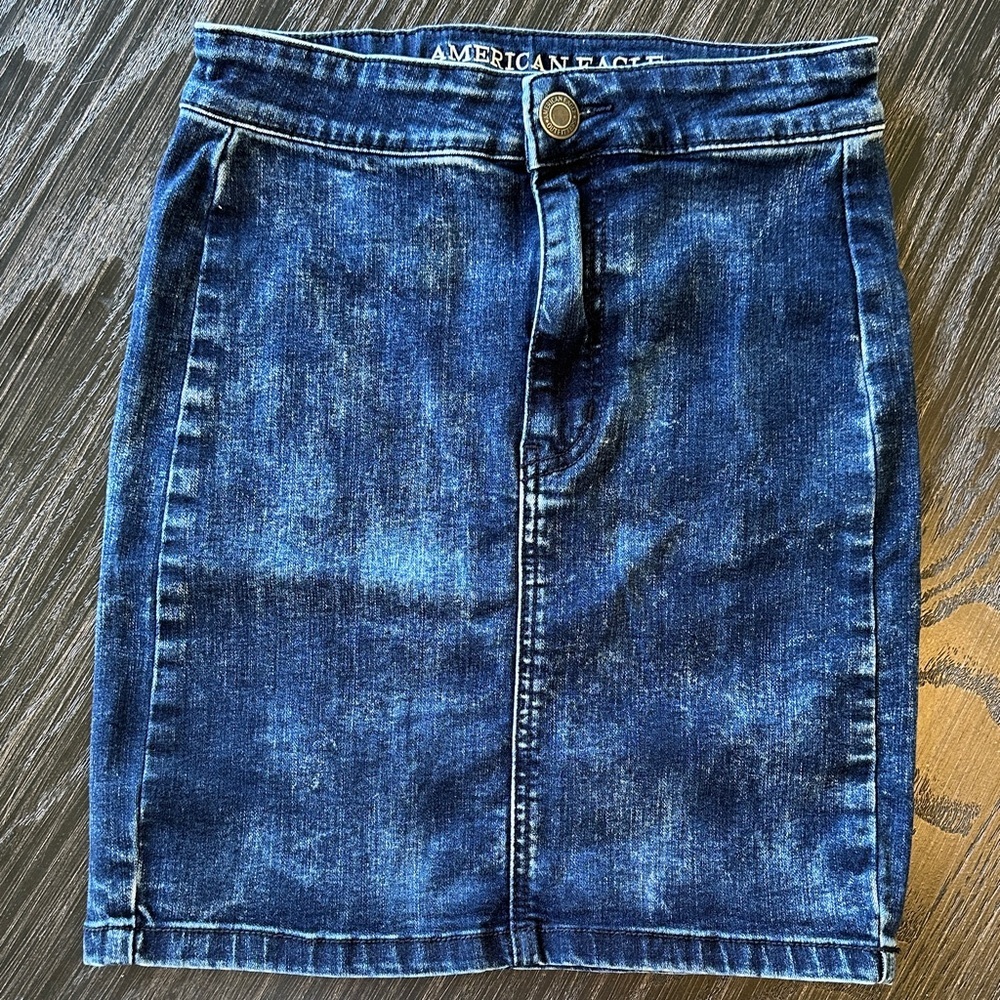 American Eagle Super Stretch Denim 16” Mini Skirt in Dark Blue Acid Wash, Size 2